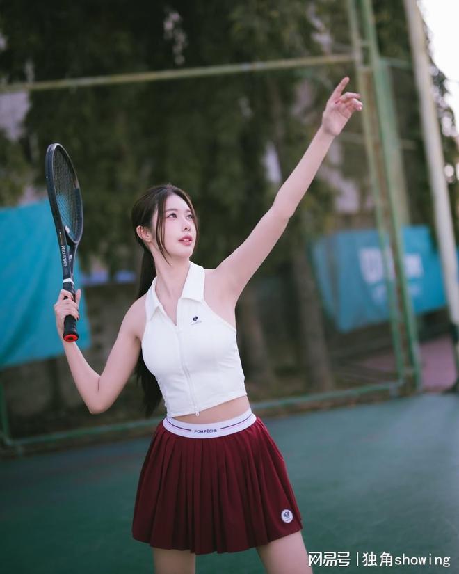 白色网球背心与红色短裙的青春搭配引领时尚潮流(图2)