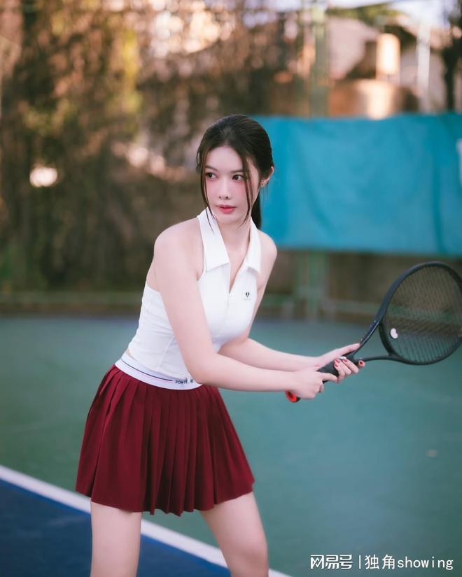 白色网球背心与红色短裙的青春搭配引领时尚潮流(图4)