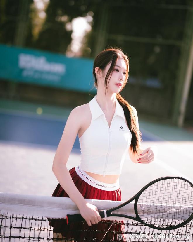 白色网球背心与红色短裙的青春搭配引领时尚潮流(图3)