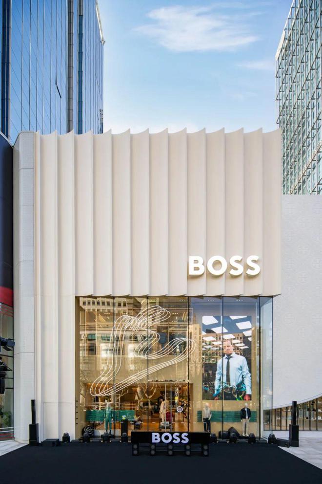 男装三宅一生研发「一块布」夹克；BOSS阿斯顿·马丁联名上新(图2)