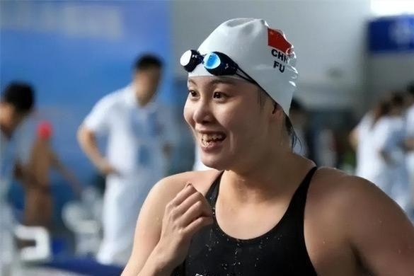 女运动员“难以启齿”的心酸：赛前要“刮毛”、赛后忍痛扯泳衣(图2)