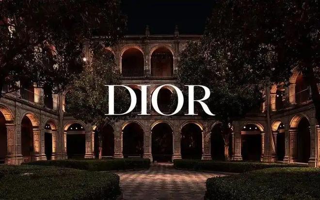 拿美妆代言、跨界奢牌活动…王曼昱勇闯时尚圈易如反掌丨Trendoftheweek(图1)