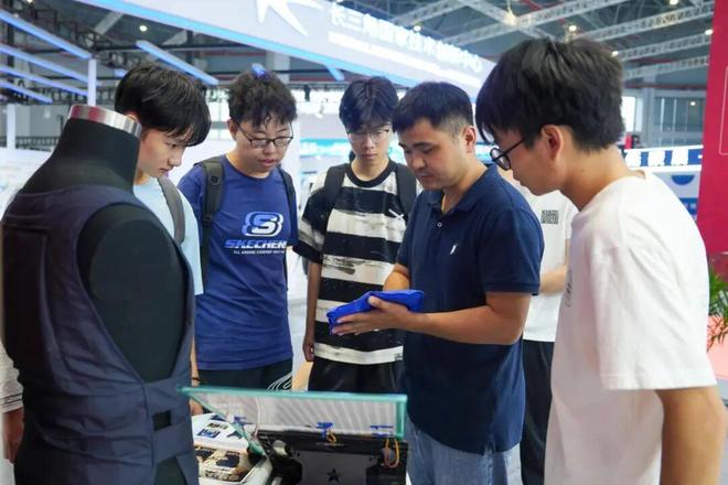 硬核！东华多项科技创新成果亮相工博会(图4)