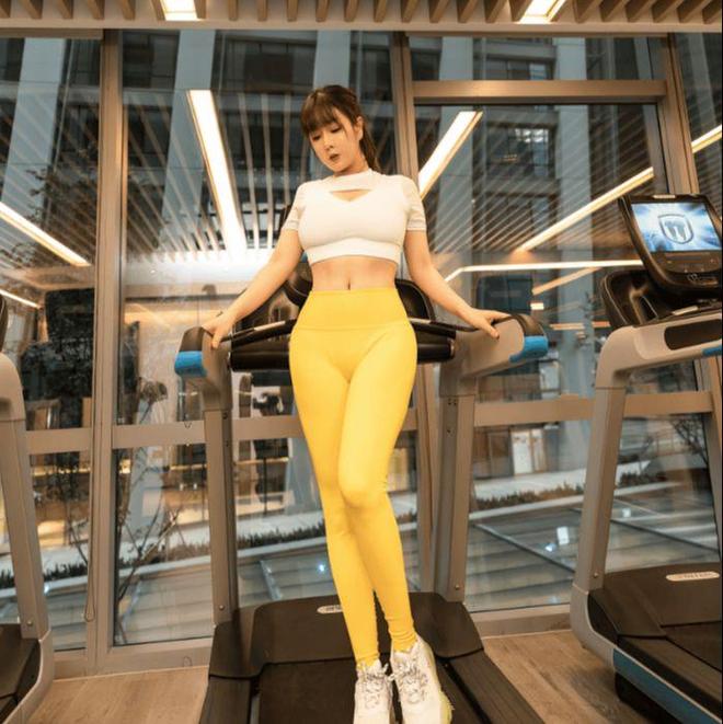 兄弟们“扛不住”了小姐姐穿黄色瑜伽裤直接成为健身房的焦点(图7)