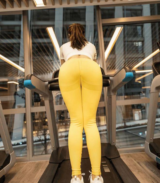 兄弟们“扛不住”了小姐姐穿黄色瑜伽裤直接成为健身房的焦点(图4)