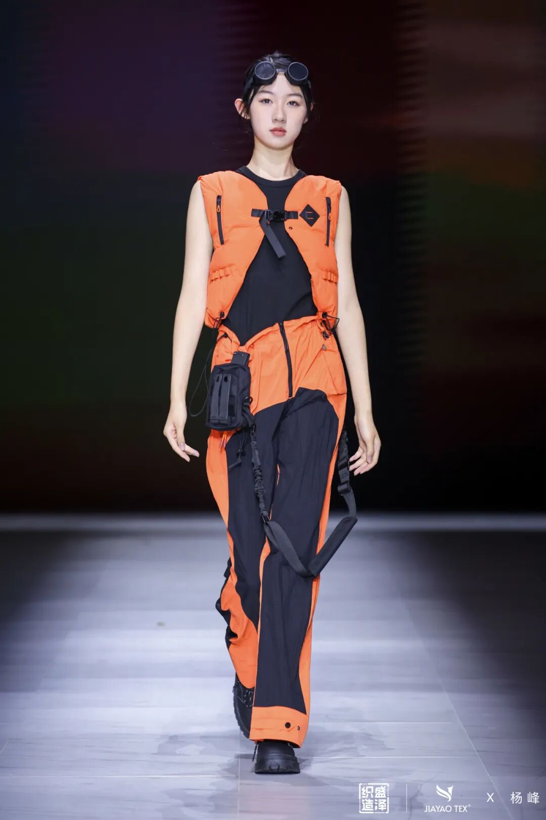 盛泽织造“向往沙丘”嘉耀纺织杨峰功能户外时装发布秀(图1)