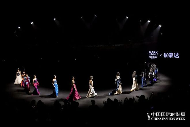 时装周洞察｜T台遇代码展开一场科技人文主义叙事(图8)