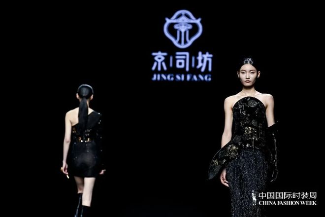 时装周洞察｜T台遇代码展开一场科技人文主义叙事(图7)