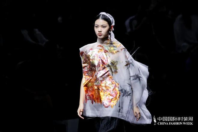 时装周洞察｜T台遇代码展开一场科技人文主义叙事(图4)