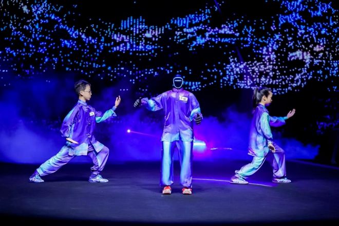 时装周洞察｜T台遇代码展开一场科技人文主义叙事(图3)