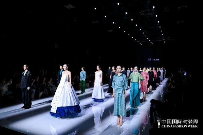 时装周洞察｜T台遇代码展开一场科技人文主义叙事(图1)