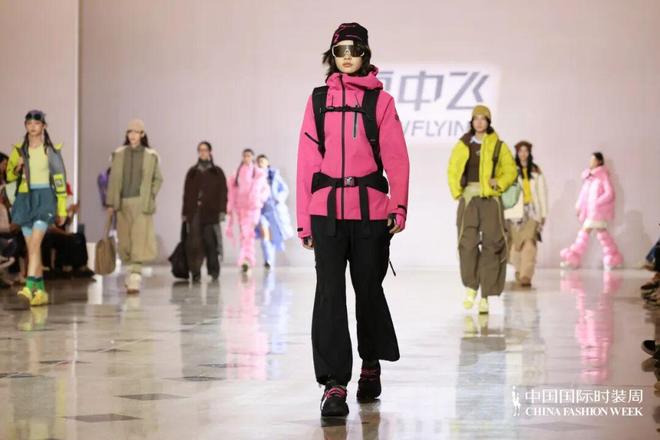 时装周洞察｜T台遇代码展开一场科技人文主义叙事(图2)