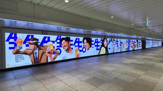 蕉内地铁海报被指“辣眼睛”广告创意疑“撞车”三得利(图2)