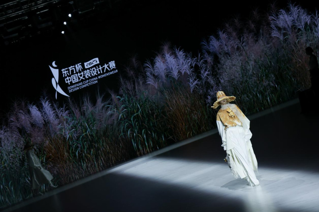 演绎户外运动新风尚东方杯•2025中国女装设计大赛获奖作品展示(图1)