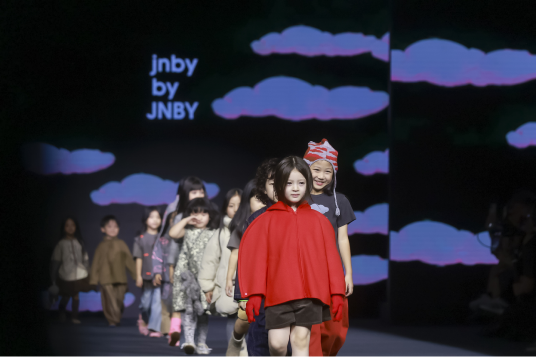 江南布衣童装2025秋冬系列丨优质面料书写太空故事让童年有迹可循(图1)