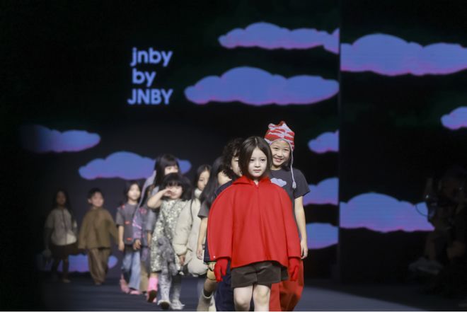 2025秋冬系列发布丨江南布衣童装以天然材质面料开启“太空邮递奇旅”(图1)