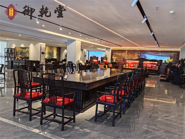 匠心铸就传奇荣耀引领未来：御乾堂四项荣誉闪耀第16届红木品牌峰会(图5)