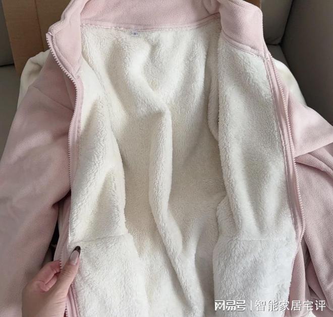 摇粒绒是什么面料？值得购买吗？原来摇粒绒外套才是冬日顶流！(图1)
