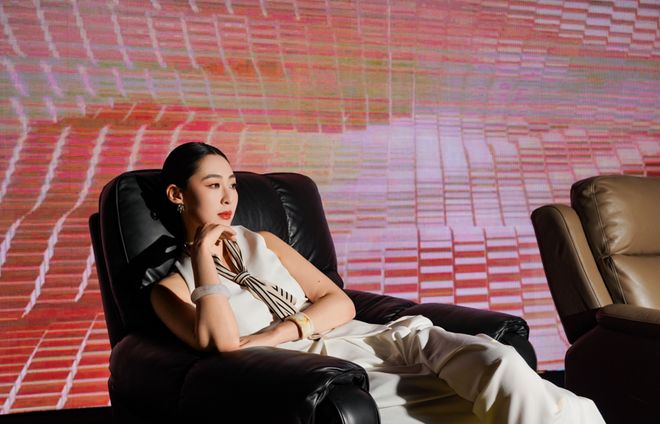 告别遥控器时代！舒漫德AI自适应沙发坐下就懂你的疲惫(图1)